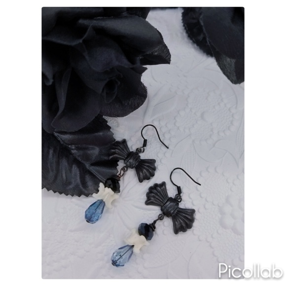 True Blue Gothic Python Vertebrae Earrings - Picture 4 of 5